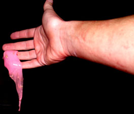 hand mit roten Sperma